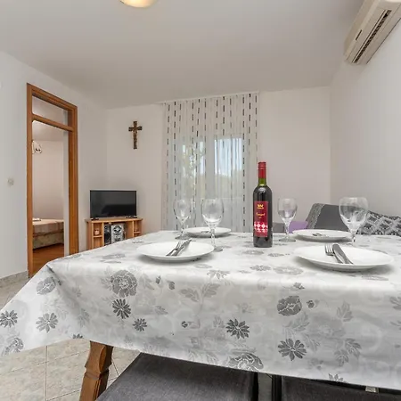Apartment 1 Bedroom Cozy In Sveti Filip i Jakov