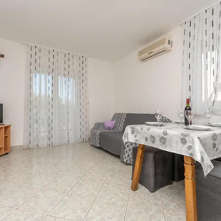 1 Bedroom Cozy In Sveti Filip i Jakov