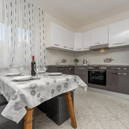 Apartment 1 Bedroom Cozy In Sveti Filip i Jakov