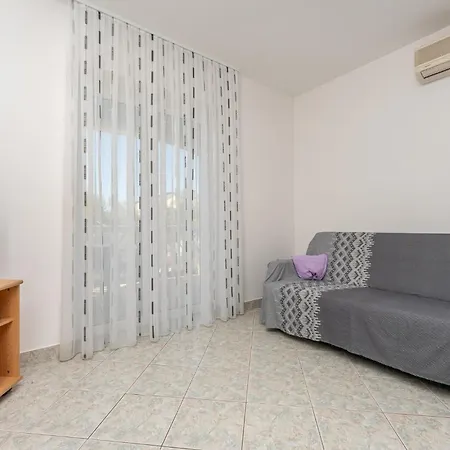 Apartment 1 Bedroom Cozy In Sveti Filip i Jakov