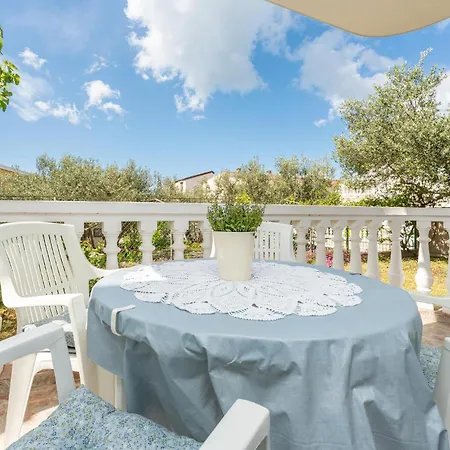 1 Bedroom Cozy In Apartment Sveti Filip i Jakov